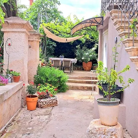 Be Free-central-free Parking-garden-bbq Póla